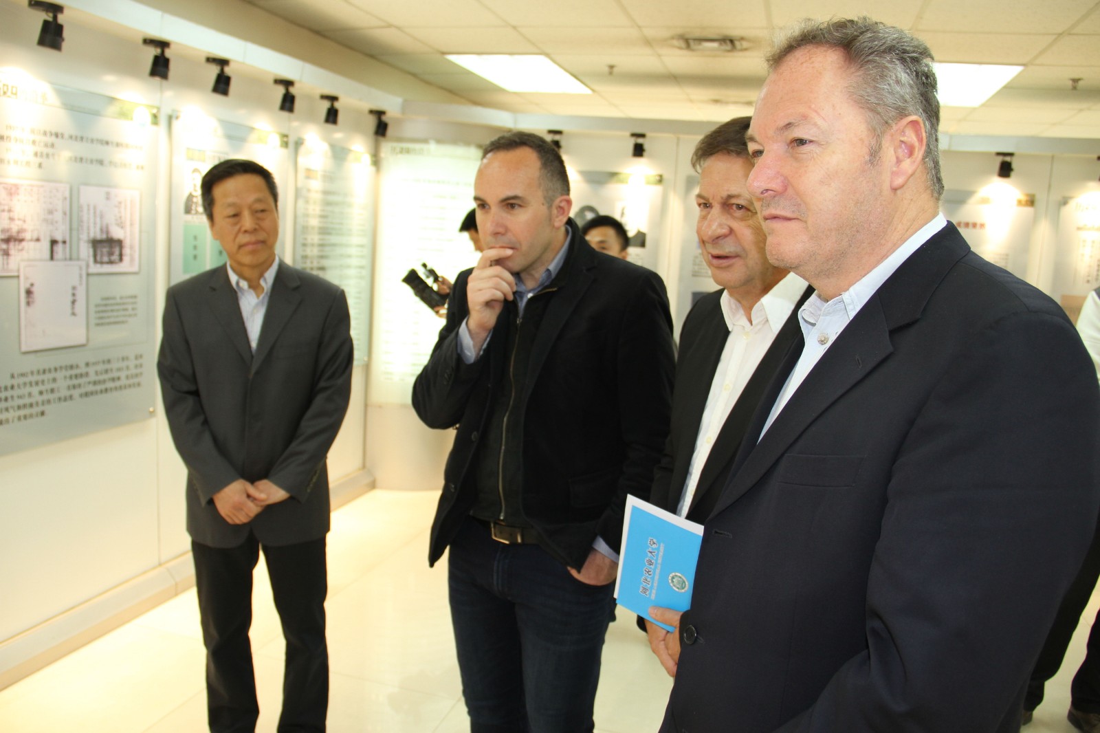 法国葡萄酒大师代表团一行访问我校 法国葡萄酒大师代表团一行访问我校