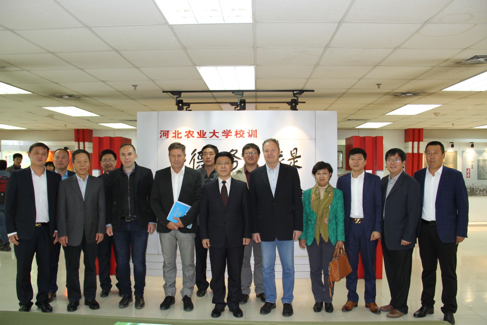 法国葡萄酒大师代表团一行访问我校 法国葡萄酒大师代表团一行访问我校