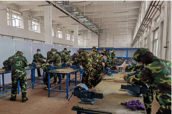 学生到企业参加“工程实训”