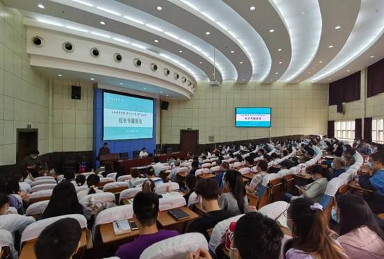 礼堂里有许多人描述已自动生成