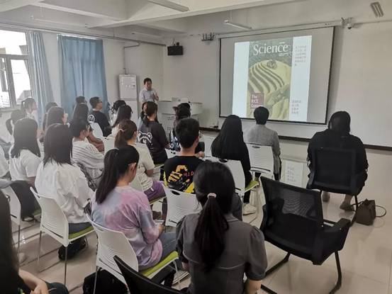 会议室里的人们描述已自动生成