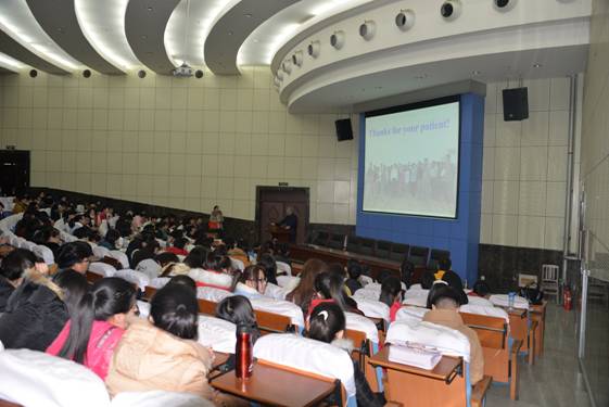 人们在看台上的人在房间里低可信度描述已自动生成