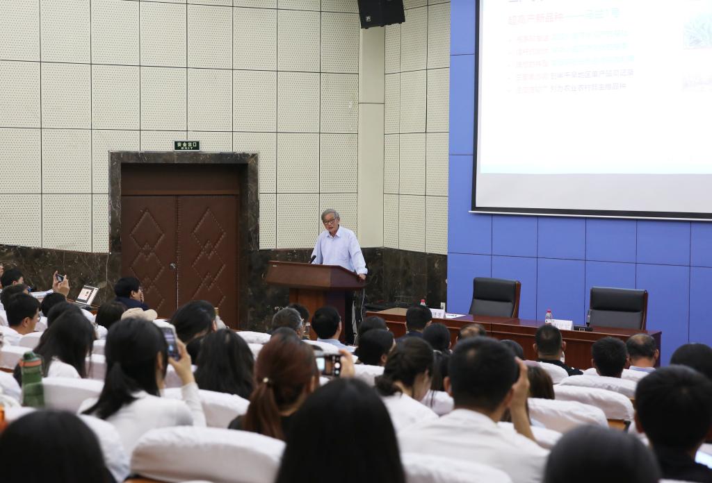 郭进考做客育种家大讲堂并参加政校企合作座谈