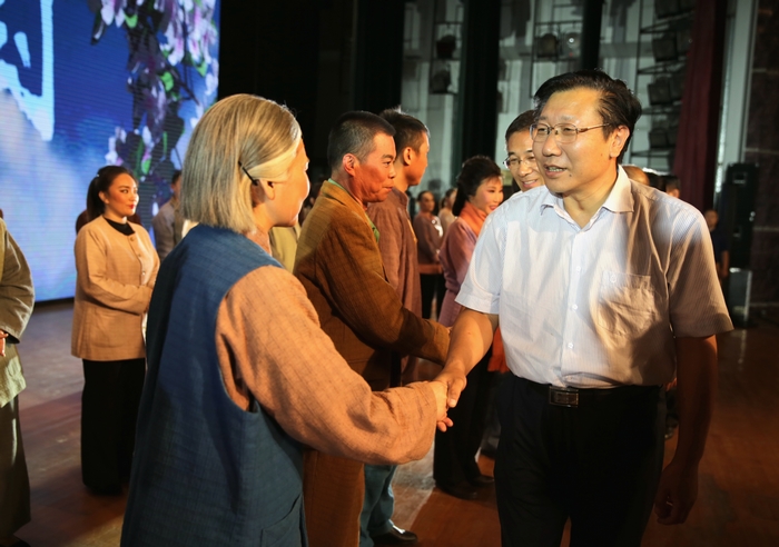 7党委书记饶桂生等校领导与演职人员亲切握手.jpg 7党委书记饶桂生等校领导与演职人员亲切握手.jpg