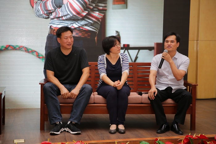 侯英武、牛树启、赵锦饱含深情地讲述他们的感人事迹.jpg 侯英武、牛树启、赵锦饱含深情地讲述他们的感人事迹.jpg