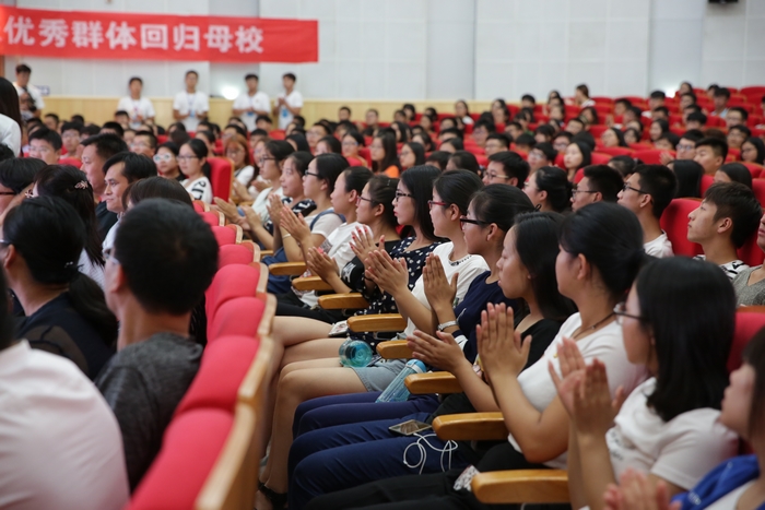 现场观众不时报以热烈的掌声.jpg 现场观众不时报以热烈的掌声.jpg