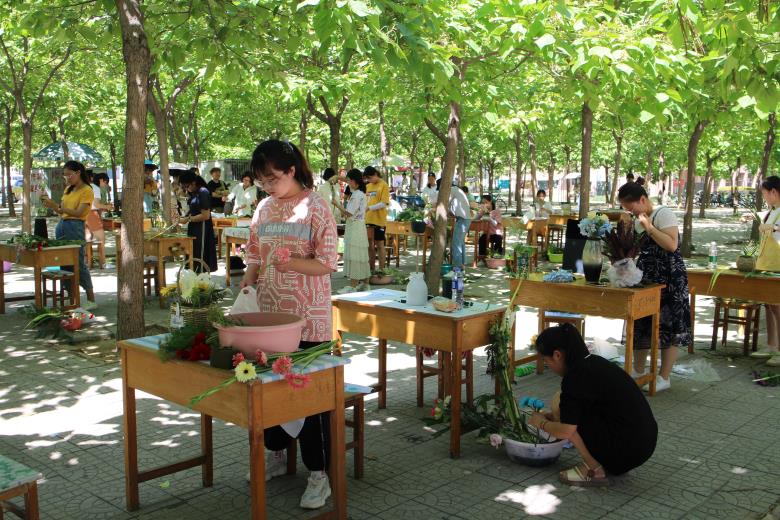 插花比赛现场.jpg 插花比赛现场.jpg