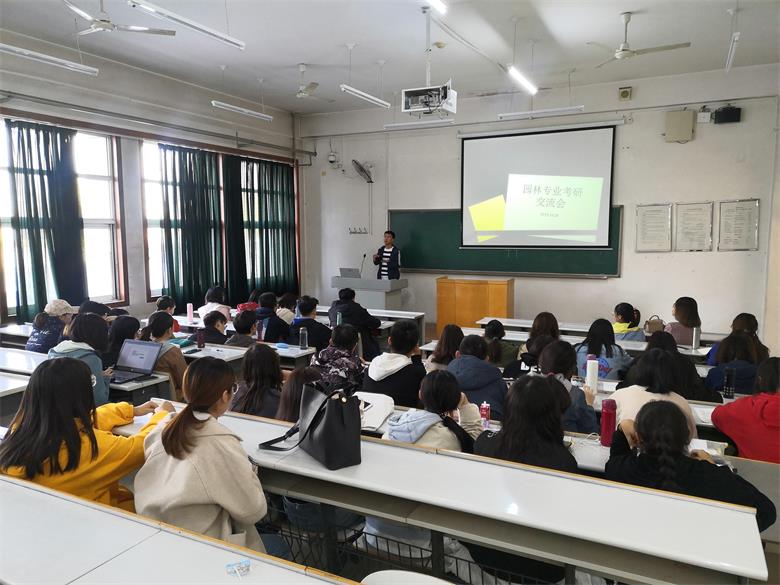 在读研究生张晓飞做经验交流.jpg 在读研究生张晓飞做经验交流.jpg