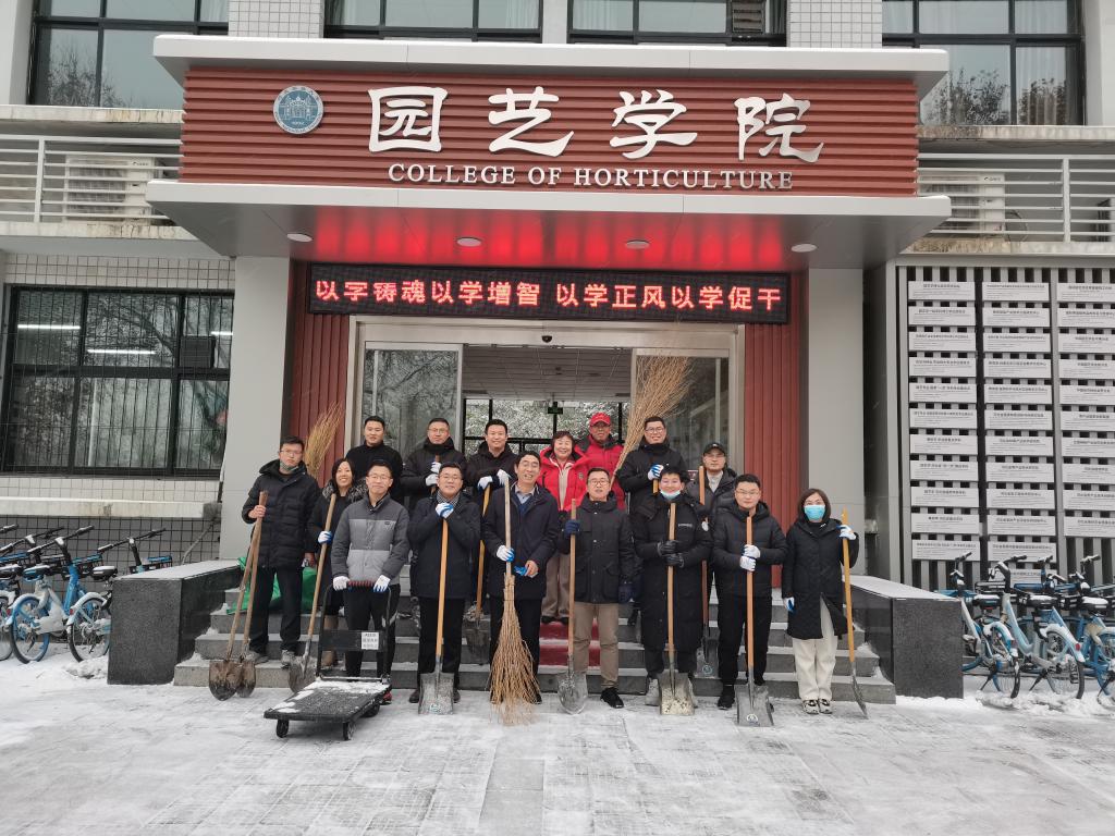 我院组织师生开展义务扫雪除冰活动，保障师生出入安全